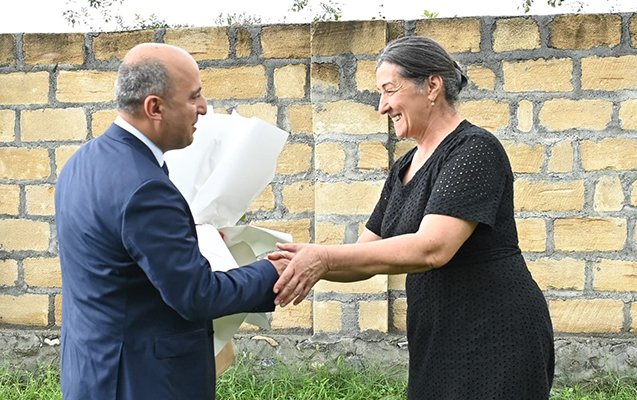    Emin Əmrullayev yüksək bal toplayan şəhid anası ilə görüşdü -    FOTOLAR      