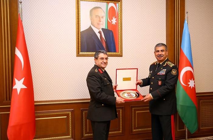       Azərbaycanın Bayraktarları çoxalır:    Hərbçilərimizə yaxın olan Türk generallar   