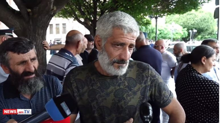       İtkin əsgərin atası:    "Nikol dedi ki, get sağ qalan oğlunla məşğul ol!"   