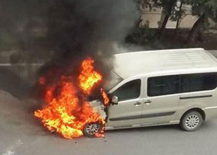 Qaradağ rayonunda mikroavtobus yanıb