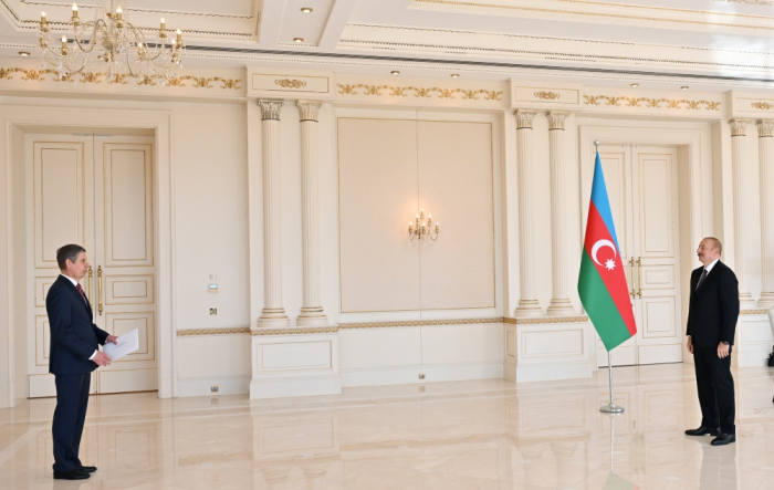  Le président Ilham Aliyev reçoit les lettres de créance du nouvel ambassadeur de Russie en Azerbaïdjan 