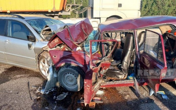    Bakıya məktəbli forması almağa gələn ata və oğlu yol qəzasında öldü -    FOTO        
