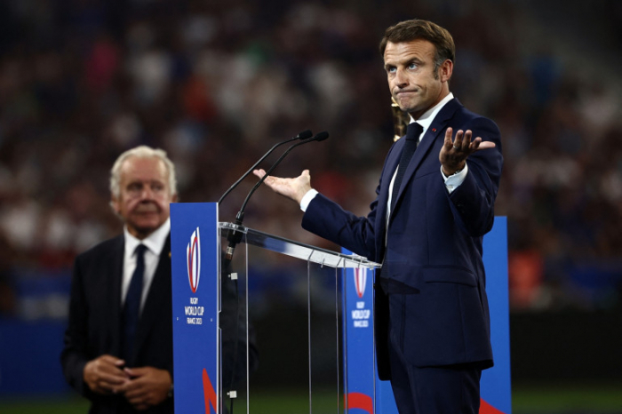   Emmanuel Macron hué pendant la cérémonie d