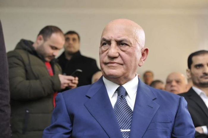   “Heç olmasa susun, İlham Əliyev işini görsün” -    Əli İnsanov         
