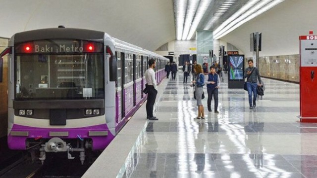 Metroda qatarların hərəkəti ləngiyir 