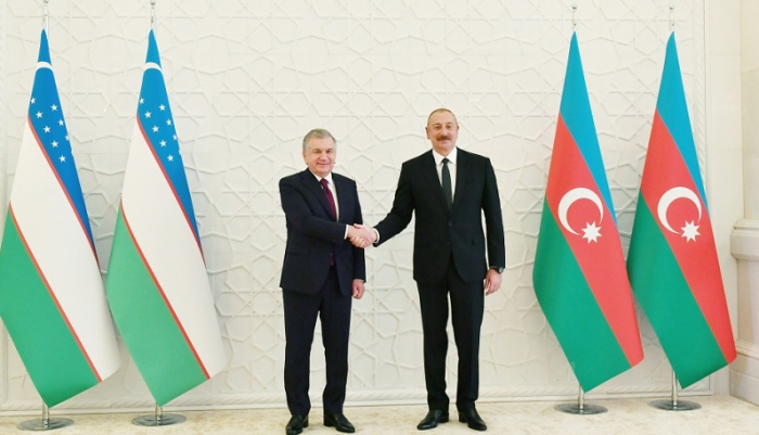   Präsident Ilham Aliyev gratuliert seinem usbekischen Amtskollegen  