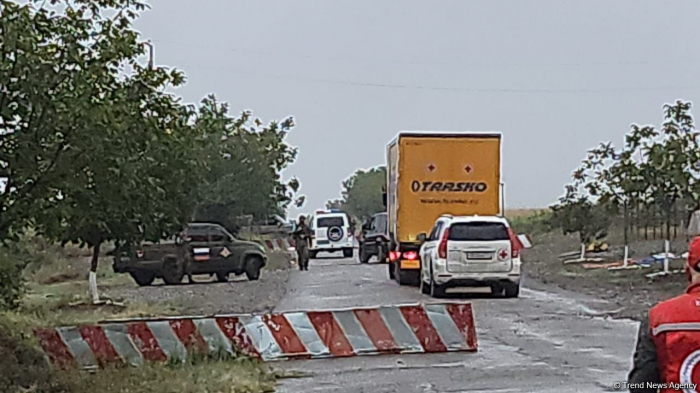   Lebensmittellieferungen aus Russland werden entlang der Aghdam-Chankendi-Straße an Armenier im aserbaidschanischen Karabach geliefert  