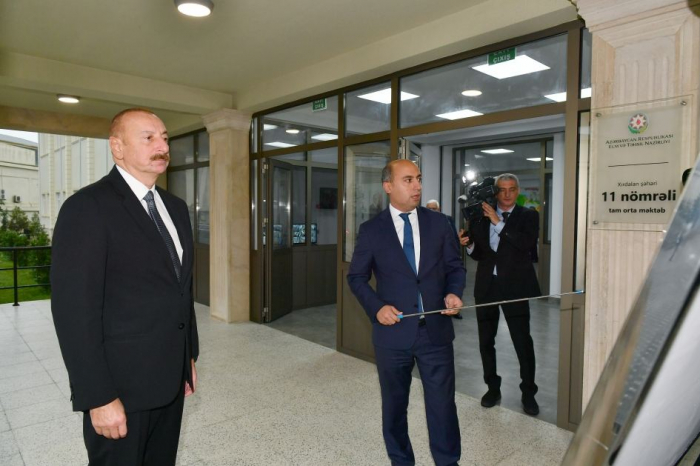 Ilham Aliyev nimmt an der Einweihung des neuen Gebäudes der städtischen Sekundarschule Nr. 11 in Chirdalan teil 