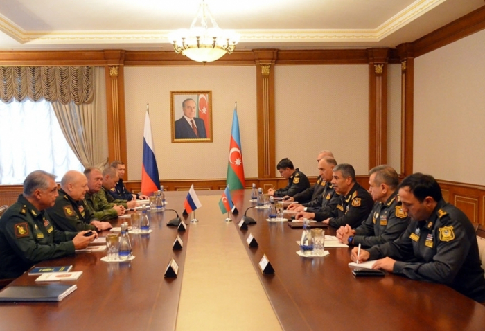 Le ministre azerbaïdjanais de la Défense rencontre le nouveau commandant du contingent russe de maintien de la paix