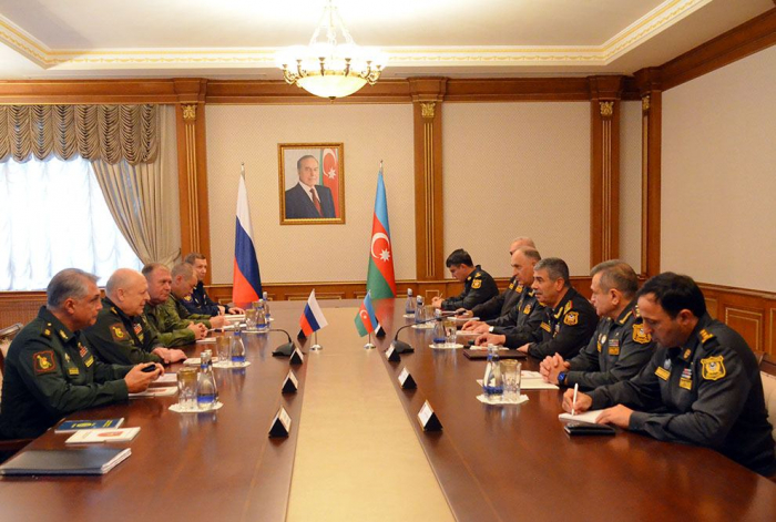 Azerbaijani Defense Minister receives new commander of Russian peacekeepers