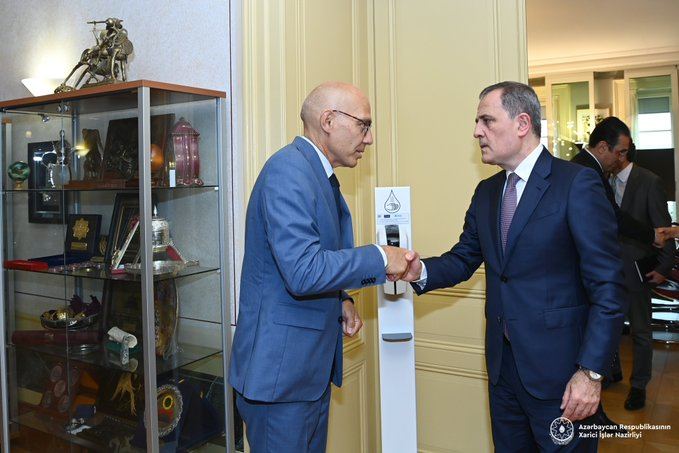   Aserbaidschanischer Außenminister trifft sich mit dem UN-Hochkommissar  