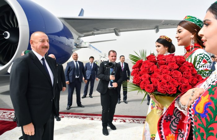  Prezident Tacikistana səfərə gedib -  FOTOLAR      
