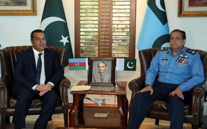   Es wurden die militärischen Beziehungen zwischen Aserbaidschan und Pakistan besprochen  