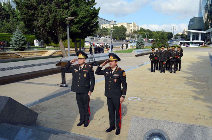   Soldaten des aserbaidschanischen Verteidigungsministeriums besuchen den Friedhof der türkischen Märtyrer  