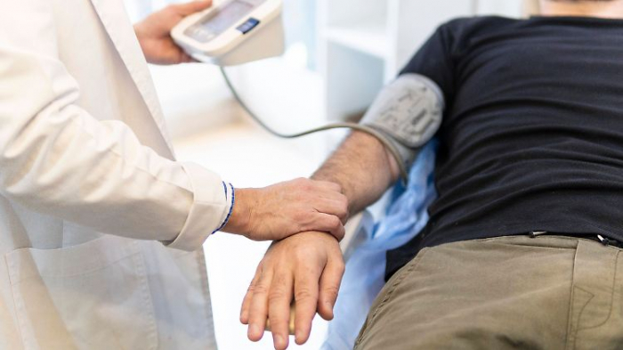   Soll man beim Blutdruckmessen sitzen oder liegen?  