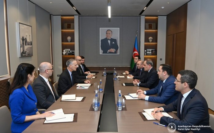    Ceyhun Bayramov Lui Bono ilə Ermənistanın təxribatlarını müzakirə edib  
   