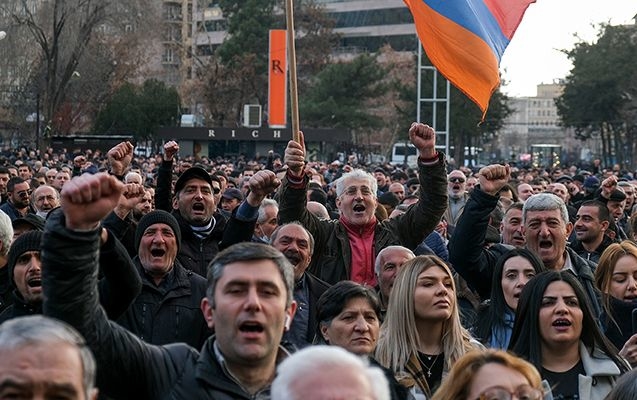  Armenier protestieren gegen die Lage in Karabach –  VIDEO  