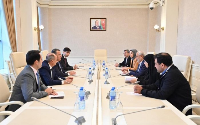    Azərbaycan və İran parlamentlərinin deputatları görüşüblər  
   