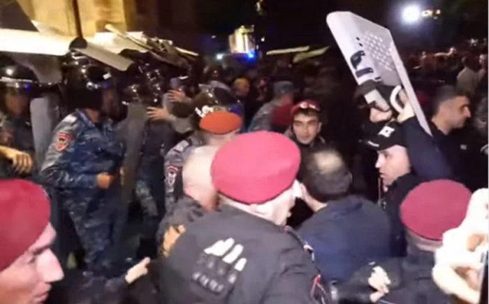    İrəvanda nümayişçilərlə polis arasında toqquşmalar başlayıb,  saxlanılanlar var+ Video     