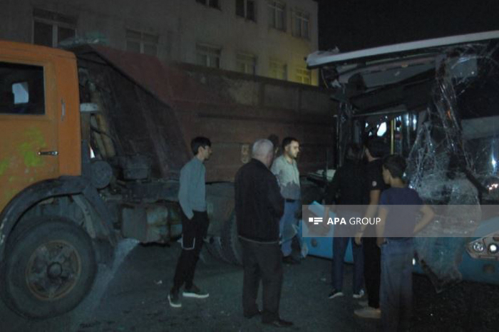 Bakıda avtobus “KamAZ”a çırpılıb, xəsarət alan var - FOTO
Bakıda avtobus “KamAZ”a çırpılıb, xəsarət alan var - FOTO