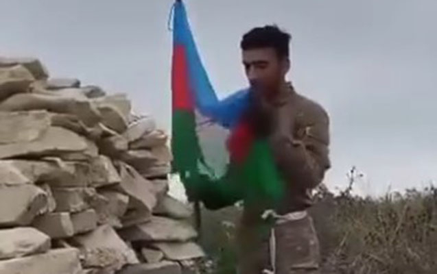  Aserbaidschanische Flagge in Chodschali gehisst -  VIDEO  