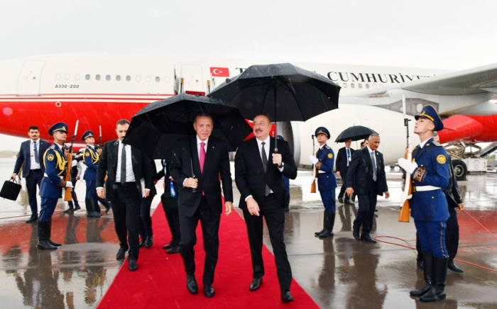   Präsident Ilham Aliyev begrüßte Recep Tayyip Erdogan am Flughafen Nachitschewan   - FOTOS    