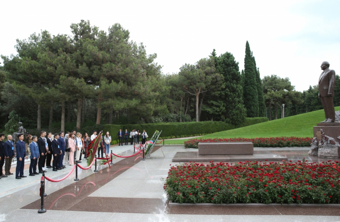   Participants of OTS International Forum visit grave of Heydar Aliyev and Alley of Martyrs  