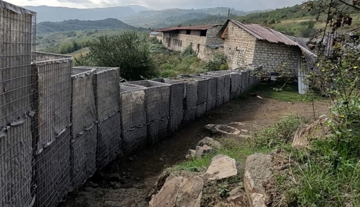   Aserbaidschanisches Verteidigungsministerium teilt Aufnahmen einer von armenischen Separatisten verlassenen Festung in Chodschali–   VIDEO    