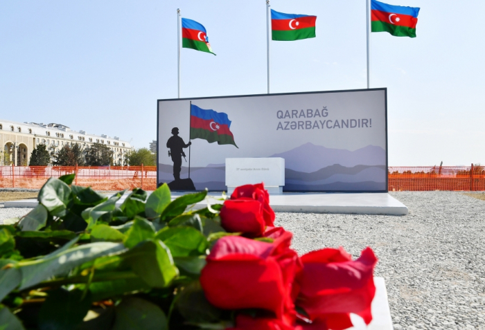  Präsident Ilham Aliyev und First Lady Mehriban Aliyeva besuchen den im Bau befindlichen Siegespark 