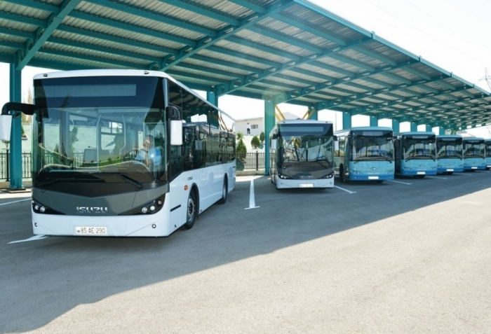 L’Azerbaïdjan envoie 30 bus à Khankendi suite à la demande des résidents arméniens du Karabagh