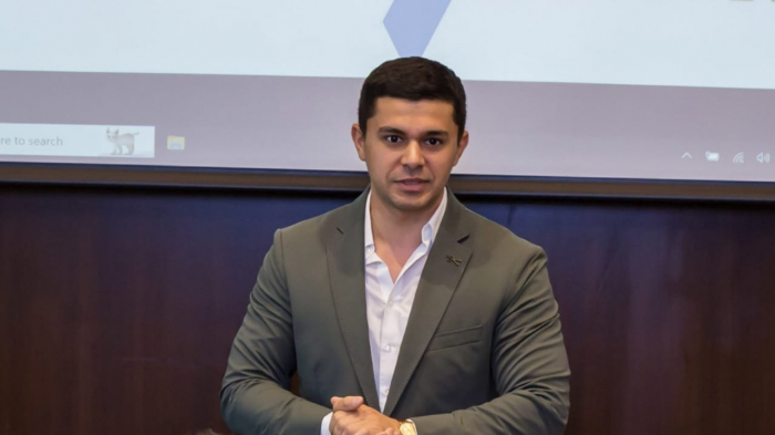 Vəkil Avraam Berman: “İnsanlar işlə zövq üçün deyil, pul qazanmaq məqsədilə məşğul olurlar” Vəkil Avraam Berman: “İnsanlar işlə zövq üçün deyil, pul qazanmaq məqsədilə məşğul olurlar”