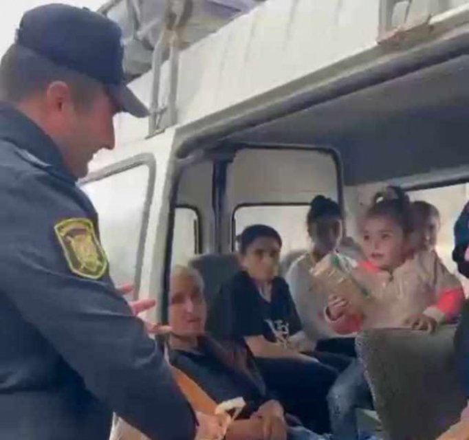    Azərbaycan polisi Qarabağı tərk edən ermənilərə qida payladı -    Video      