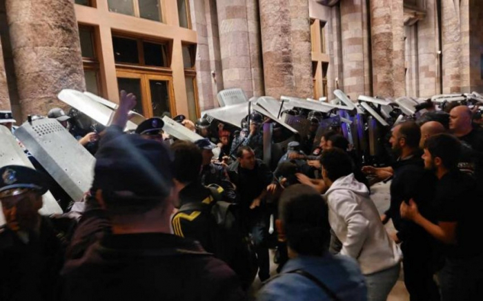 En Ereván comenzaron las detenciones masivas en relación con los disturbios 