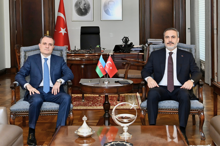  Les chefs de la diplomatie azerbaïdjanaise et turque discutent des mesures antiterroristes au Karabagh - Mis à jour