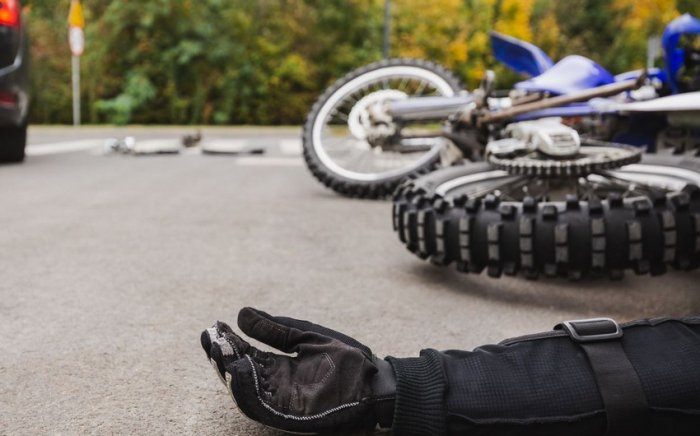 Motosiklet bordürə çırpılıb, sürücü ölüb
