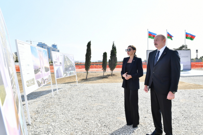  Presidente y primera dama de Azerbaiyán visitan el parque de la Victoria 