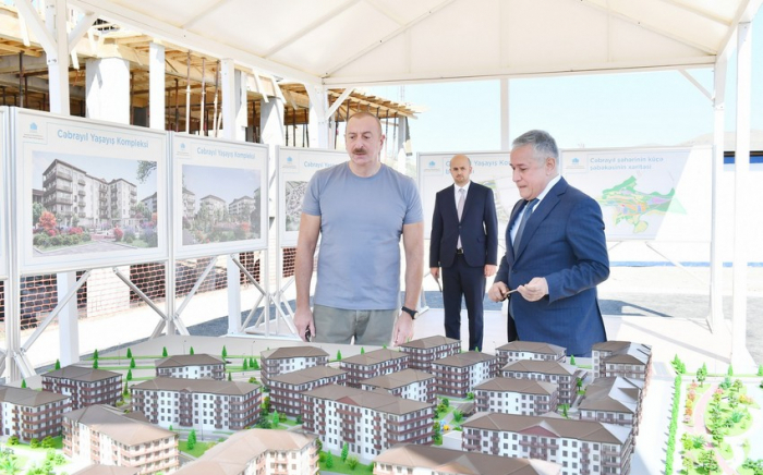   Presidente Ilham Aliyev se familiariza con las obras de construcción en el complejo residencial Jabrayil  