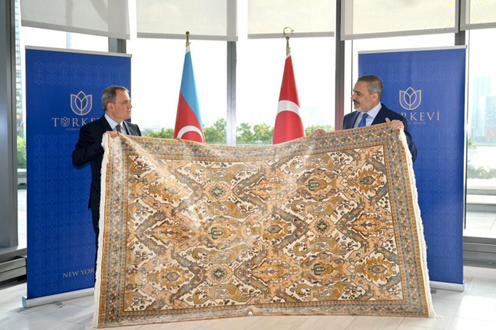  El ministro de Relaciones Exteriores de Azerbaiyán entrega la alfombra de Karabaj a su homólogo turco 