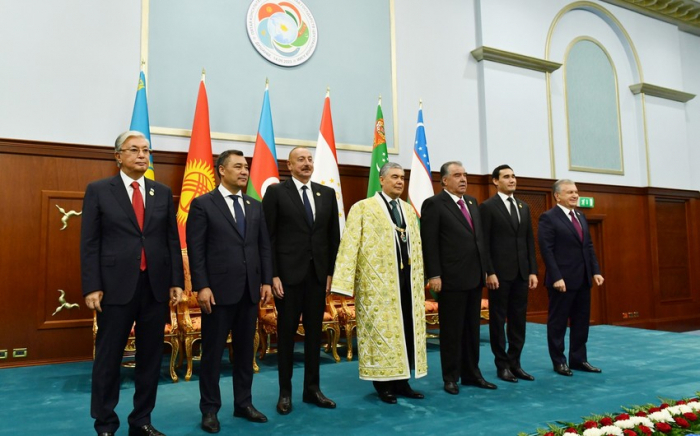   Presidente de Azerbaiyán asiste a la ceremonia de entrega de premios a Gurbanguly Berdimuhamedov en Dusambé  