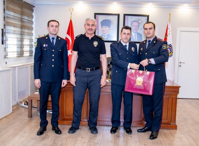    Vilayət Eyvazov türkiyəli polisi təltif etdi -    Foto       
