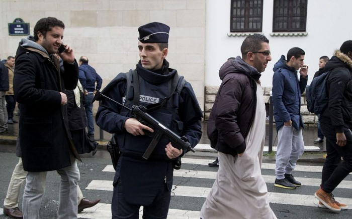    Fransa polisi müsəlman uşaqlara qarşı   