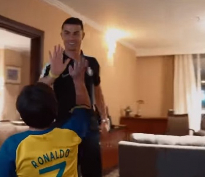    Ronaldo onu görmək üçün ağlayan oğlanla görüşdü -    Video      