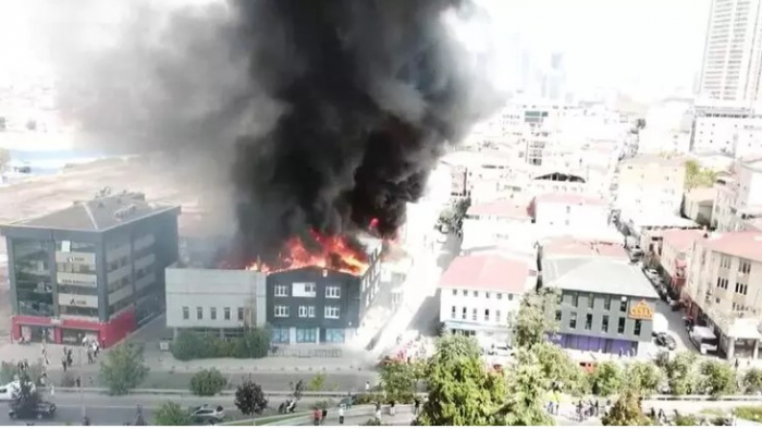    İstanbulda biznes mərkəzində güclü yanğın -    VİDEO      