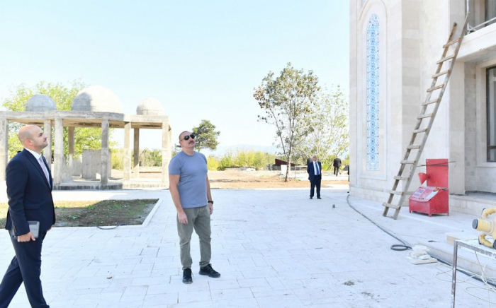  Ilham Aliyev se familiarizó con las obras realizadas en la mezquita de la ciudad de Zangilan 