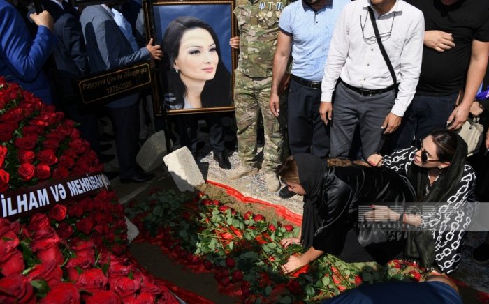    İlham Əliyev və xanımı Qənirə Paşayevanın məzarına əklil göndərib     
