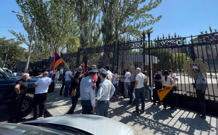  Se lleva a cabo una acción de protesta frente al parlamento armenio 