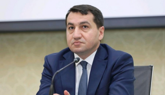   Hikmet Hajiyev calificó la ayuda de los donantes internacionales a los residentes de origen armenio como un doble rasero  