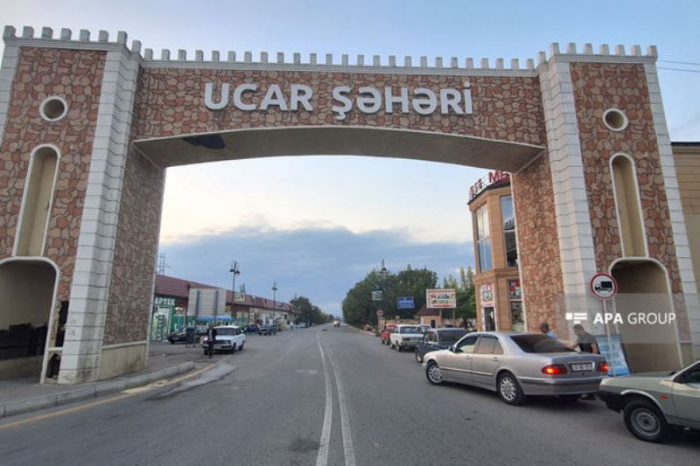    Ucarda şəhərin giriş qapısının üstünə çıxan şəxs yıxılıb, xəsarət alıb -    FOTO        
