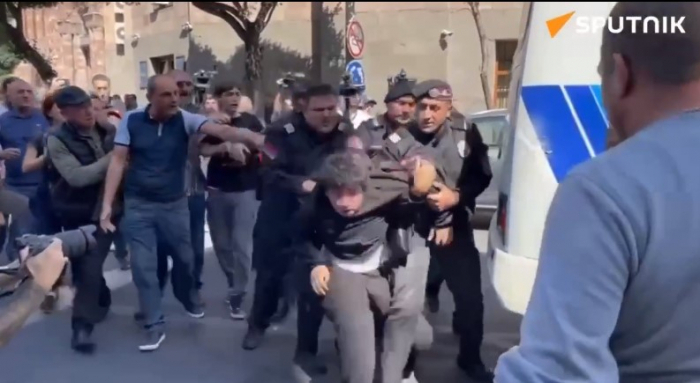  La policía usa la fuerza contra manifestantes en Armenia 