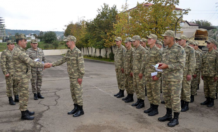   Gruppe aserbaidschanischer Soldaten, die ihre Dienstzeit beendet haben, wurde entlassen  